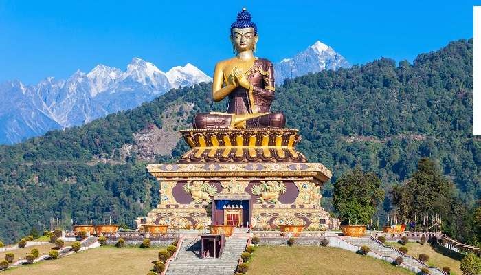 La statue de Gautam Buddha à Sikkim, c'est l'une des meilleur lieux à visiter en mars en Inde 