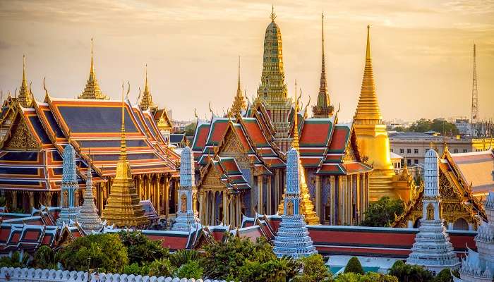 Grand palais et Wat Phra au coucher du soleil