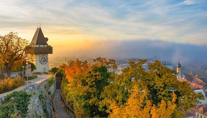 La célèbre tour de l'horloge sur la colline du Schlossberg en Styrie