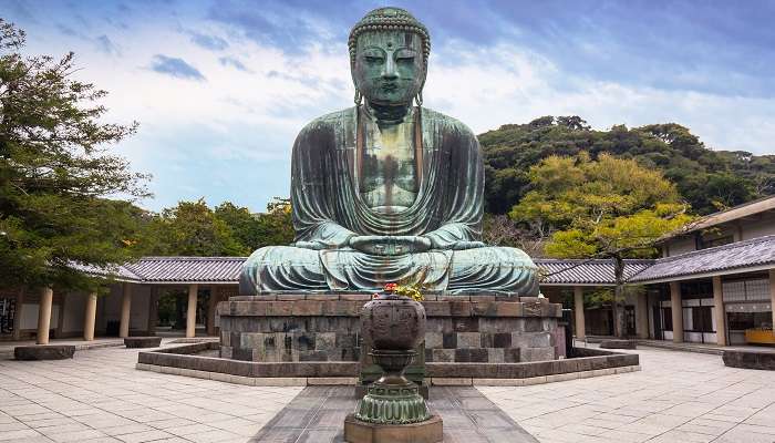 Statue monumentale en bronze du grand Bouddha à Kamakura, Japon, c'est l'un des meilleurs endroits à visiter au Japon
