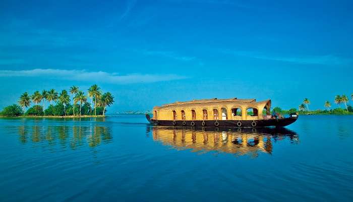 Péniche sous le ciel bleu au Kerala, c'est  l'une des meilleurs  endroits à visiter en septembre