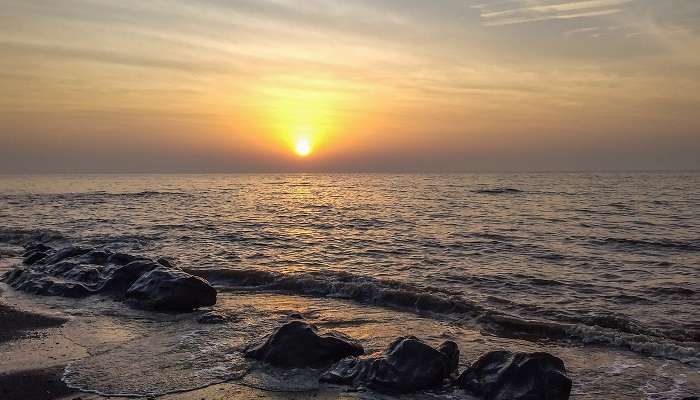 Magnifique coucher de soleil sur la plage de Devka