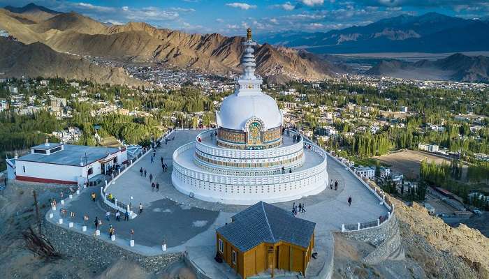 Explorez la Shanti stupa en Leh Ladakh, c'est l'une des meilleur lieux à visiter en mars en Inde
