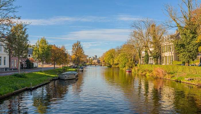 Temps d'automne ensoleillé à Leiden, c'est l'une des meilleurs endroits à visiter aux Pays-Bas 