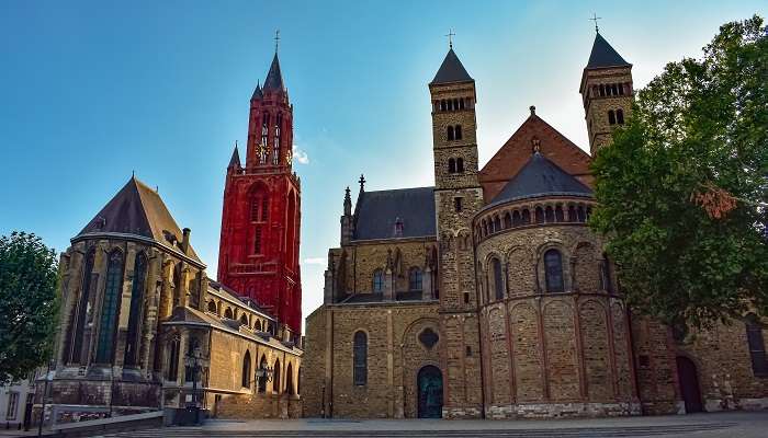 L'ancienne place Vrijthof avec la basilique Saint-Servais, c'est l'une des meilleurs endroits à visiter aux Pays-Bas 