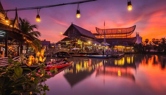 coucher de soleil sur le célèbre marché flottant, c'est l'un des meilleurs endroits à visiter à Bangkok