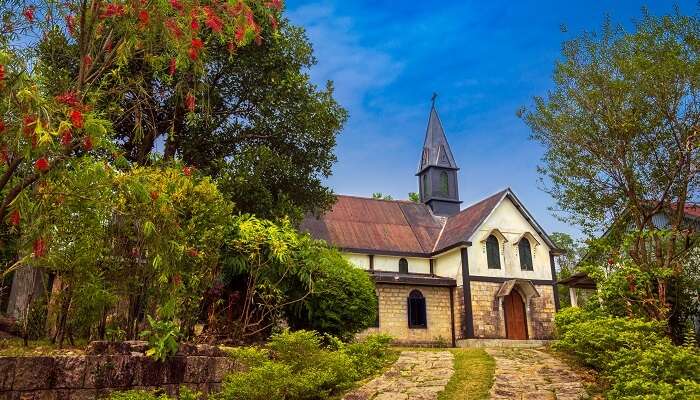 Explorez l'église de l'Épiphanie dans le village de Mawlynnong, c'est l'une des meilleur endroits à visiter en août en Inde