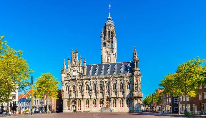 Hôtel de ville de Middelbourg, c'est l'une des meilleurs endroits à visiter aux Pays-Bas