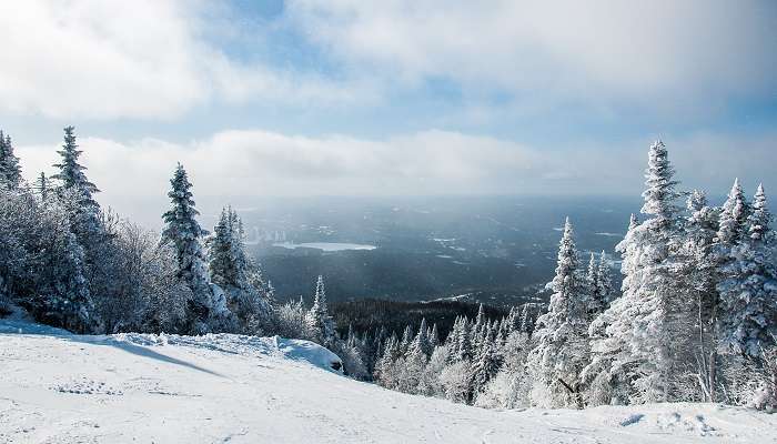 La vue hivernale de Mont Tremblant, c'est l'une des meilleurs endroits à visiter au Canada