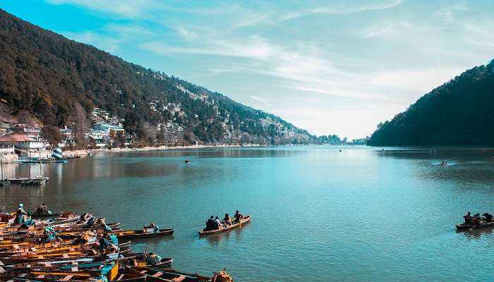 Explorez la ville des lacs nainital, c'est l'une des meilleur lieux à visiter en janvier en Inde 