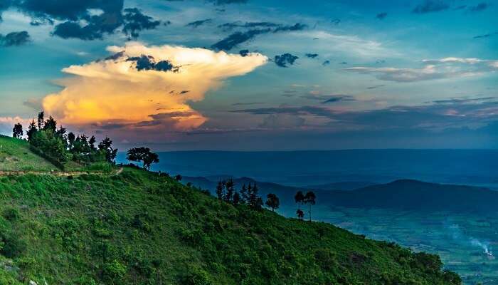 Profitez la vue du coucher de soleil sur Nandi Hills