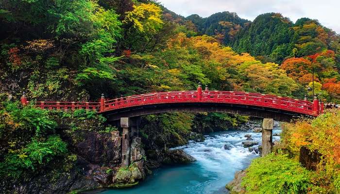 Shinkyo Bridge during autumn in Nikko, c'est l'un des meilleurs endroits à visiter au Japon