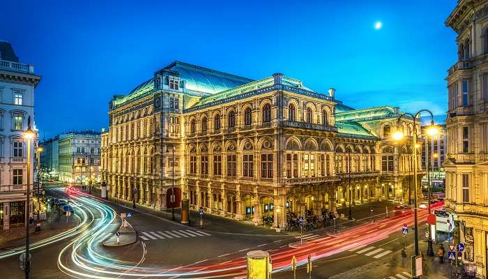 La vue d'Opera d'Etat de Vienne en nuit, c'est l'un des meilleur lieux à visiter en Autriche