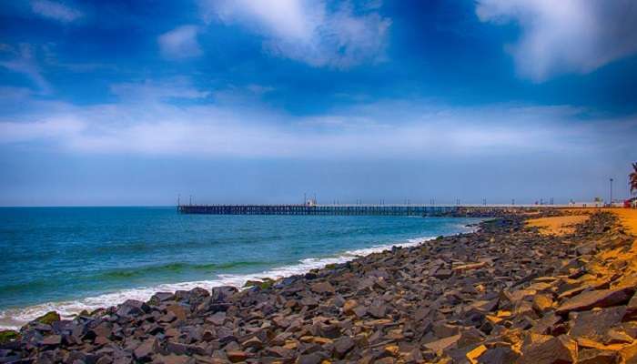 La belle plage en Pondicherry, c'est l'une des meilleur lieux à visiter en janvier en Inde