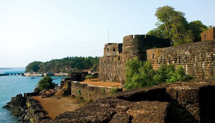Explorez le fort Vijaygarh sur le Sindhudurg Coas, Maharashtra, C'est l'un des meilleur lieux à visiter à Konkan