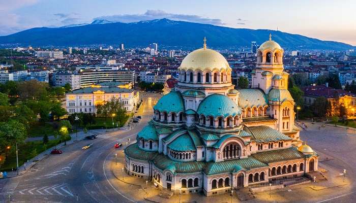 Vue aérienne de la cathédrale Alexandre Nevski à Sofia, C'est l'une des meilleurs endroits à visiter en septembre 