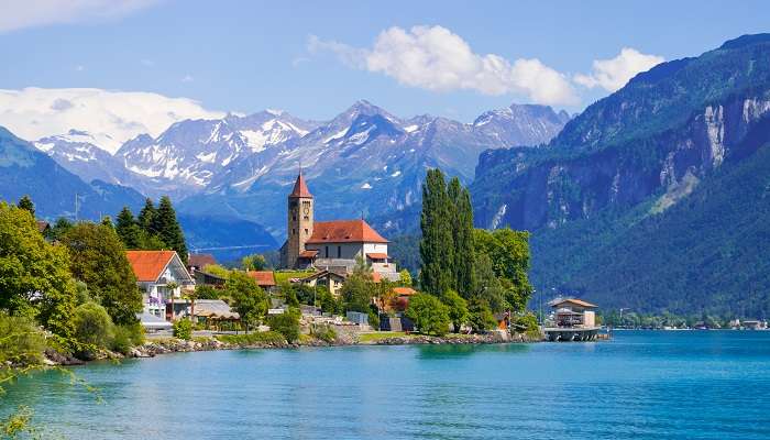 Explorez les magnifiques vues sur les montagnes et les lacs de Suisse, c'est l'une des meilleurs endroits à visiter en janvier