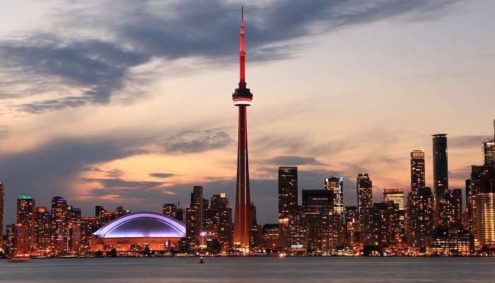 Horizon de Toronto au coucher du soleil, c'est l'une des meilleurs endroits à visiter au Canada 