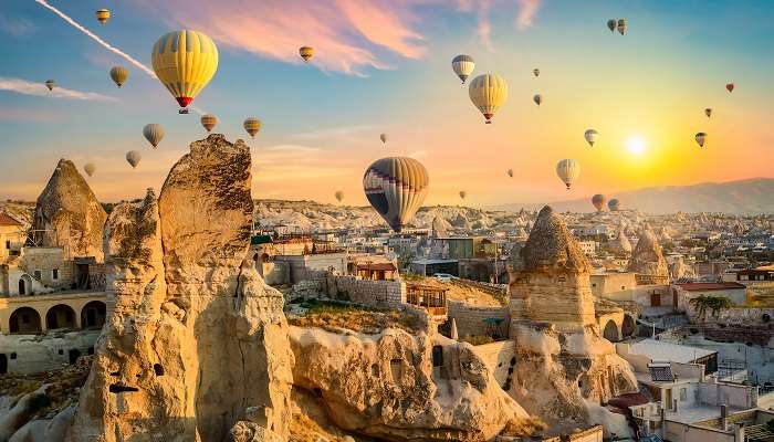 Montgolfières au coucher du soleil en Turquie, c'est l'une des meilleurs endroits à visiter en septembre 