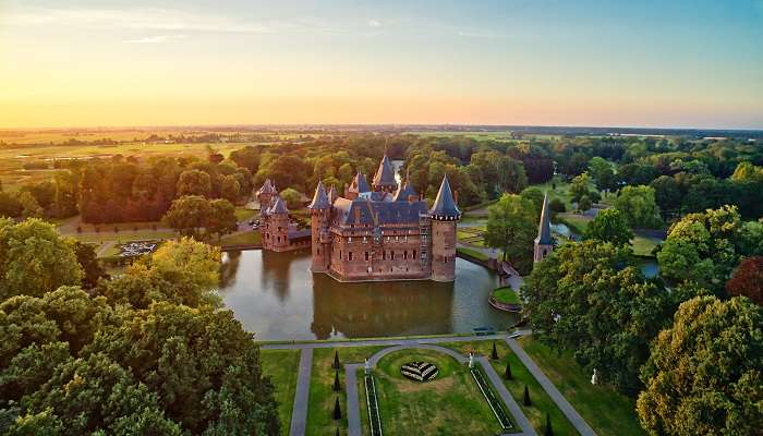 Vue aérienne du château de De Haar, C'est l'une des meilleurs endroits à visiter aux Pays-Bas 