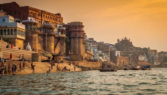 La belle vue du matin sur le rives de Ganga 
