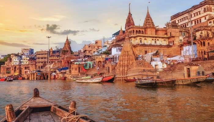 Explorez la ville sainte de Varanasi et profitez de la vue sur le magnifique rivière Ganga, c'est l'une des meilleur  lieux à visiter en mars en Inde