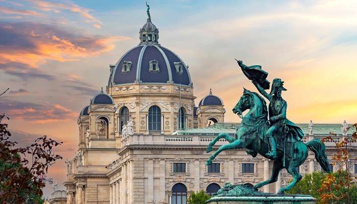 Explorez Vinne, la statue de l'archiduc Charles et le dôme du musée d'histoire naturelle, c'est l'un des meilleur  lieux à visiter en Autriche