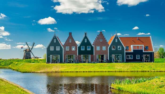 Maisons de volendam par une journée de printemps ensoleillée C'est l'une des meilleurs endroits à visiter aux Pays-Bas