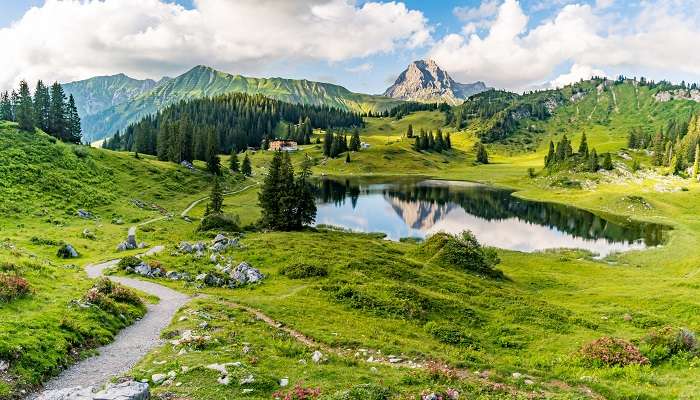 Randonnée fantastique dans la magnifique montagne en Vorarlberg, c'est l'un des meilleur lieux à visiter en Autriche  
