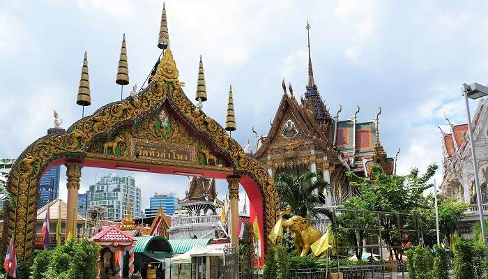 Entrée du Wat Hua Lamphong à Bangkok, c'est l'une des meilleurs endroits à visiter à Bangkok