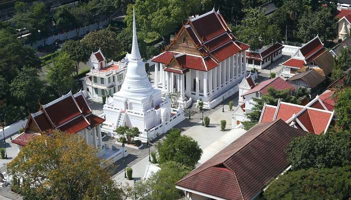 Vue aérienne du temple Wat Wanaram, c'est l'une des meilleurs endroits à visiter à Bangkok