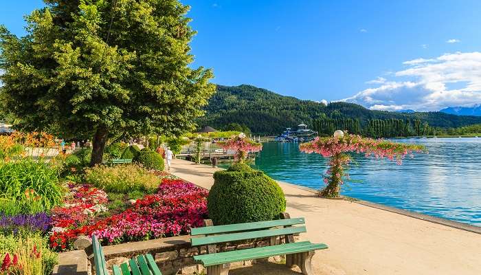 Promenade fleurie au bord du lac Worthersee, c'est l'un des meilleur lieux à visiter en Autriche 