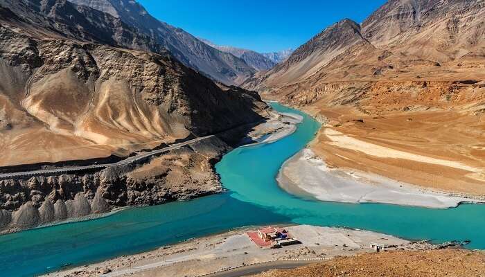 Confluence des deux fleuves Indus et Zanskar, c'est l'un des meilleur endroits à visiter en août en Inde