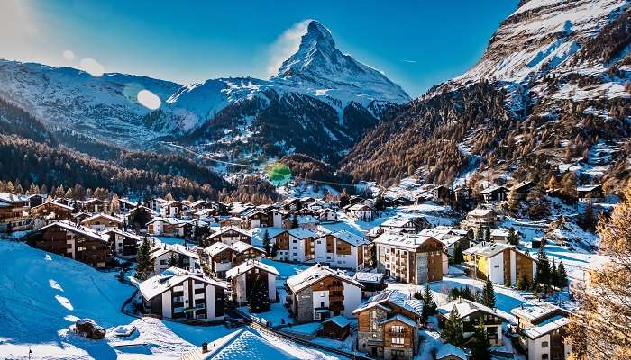 La belle vue sur les neiges, c'est l'un des meilleur lieux à visiter en Suisse en hiver