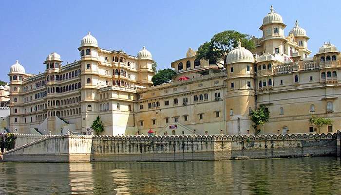 उदयपुर जयपुर के निकट घूमने के लिए सर्वोत्तम स्थान में से एक है