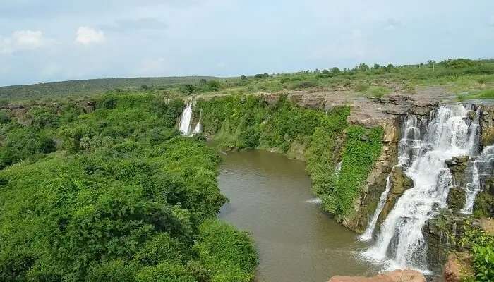 एथिपोथला झरना हैदराबाद के पास घूमने के लिए सबसे खूबसूरत जगह है