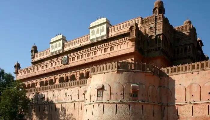 जयपुर के निकट घूमने के लिए सर्वोत्तम स्थान में से एक बीकानेर है।