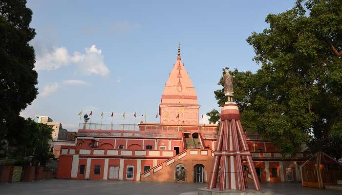 जम्मू में घूमने के लिए सर्वोत्तम स्थानों में से एक रणबीरेश्वर मंदिर है
