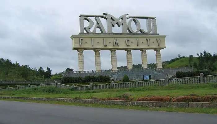 हैदराबाद के पास पर्यटन स्थल में से एक रामोजी फिल्म सिटी है