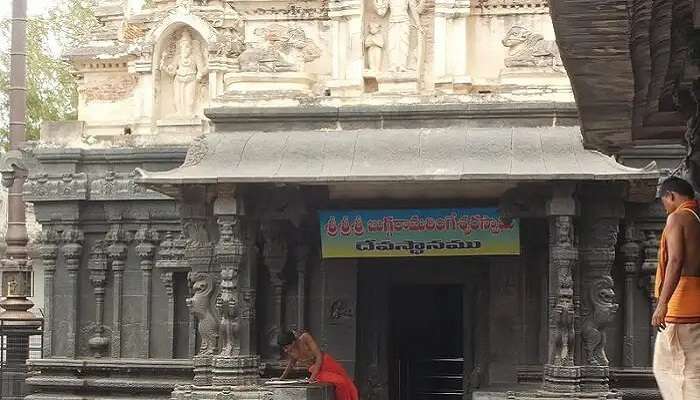 श्री रामलिंगेश्र्वर मंदिर हैदराबाद के पास पर्यटन स्थल है