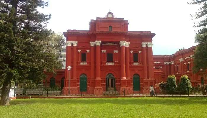 सरकारी संग्रहालय बैंगलोर का प्रसिद्ध पर्यटन स्थल है