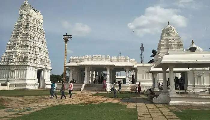 तेलंगाना में सबसे लोकप्रिय तीर्थ स्थलों में से एक, सांघी मंदिर है
