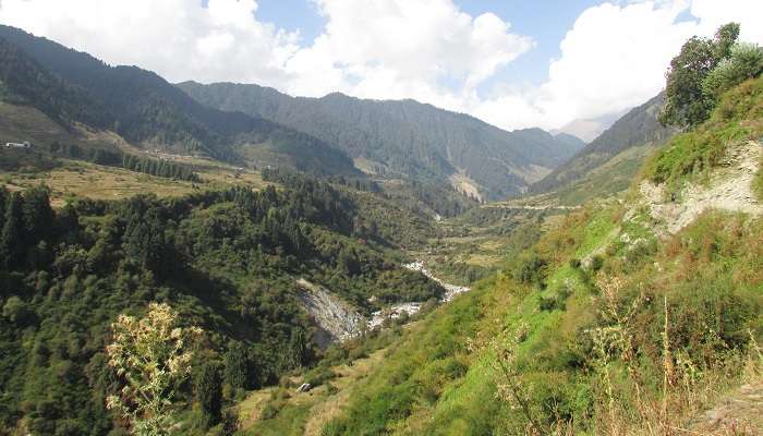 Belle vallée de Barot dans l'Himachal Pradesh