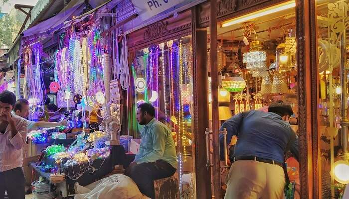 Un magasin d'éclairage électronique au Bhagirath Palace, l'un des plus grands marchés électroniques d'Inde.