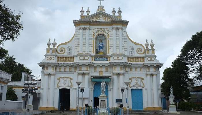 Explorez la Cathédrale de l'Immaculée Conception, c'est l'une des meilleur  lieux à visiter à Pondichéry