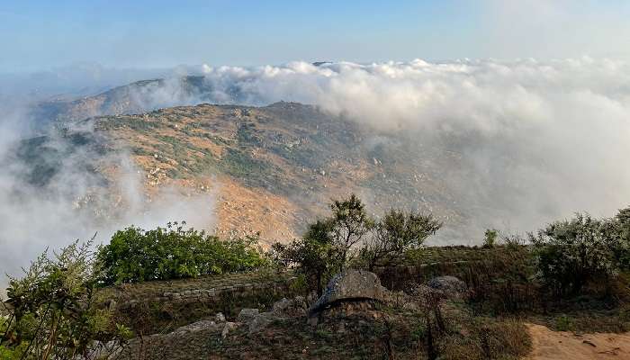 La vue de montagne de Chikkaballapur , c'est l'une des meilleurs endroits à visiter à Karnataka