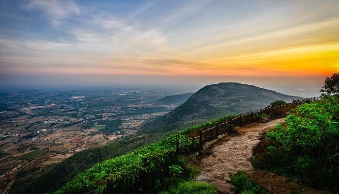 La vue magnifiques du collines de Nandi, C'est l'une des  meilleurs endroits à visiter à Karnataka