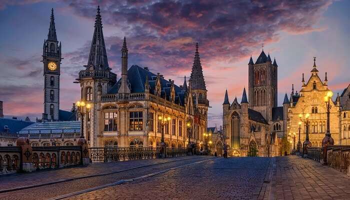 Belle vue nocturne de la ville de Gand avec Saint Nicolas ​, C'est l'une des meilleur lieux à visiter en Belgique 