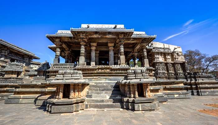 La temple de Halebidu, c'est l'une des meilleurs endroits à visiter à Karnataka
