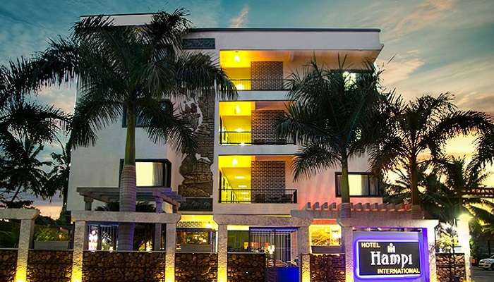Vue de face de l'hôtel Hampi International, l'un des meilleurs hôtels 3 étoiles de Hampi.